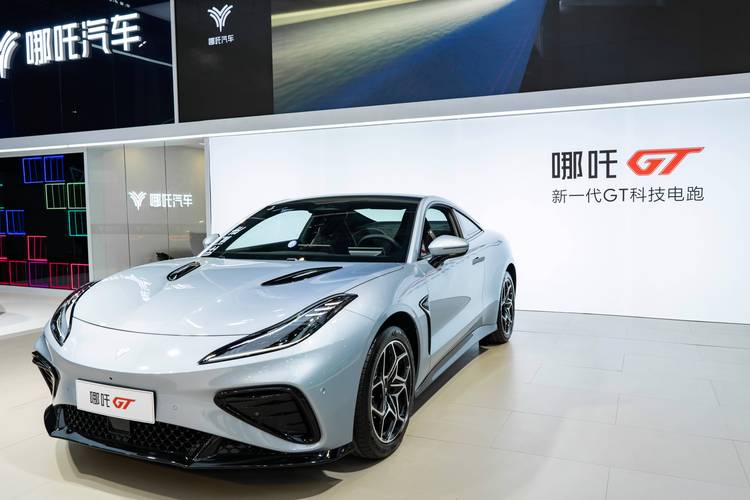 东莞122哪吒汽车在智能汽车领域的表现，领途汽车在新能源汽车市场中的影响力